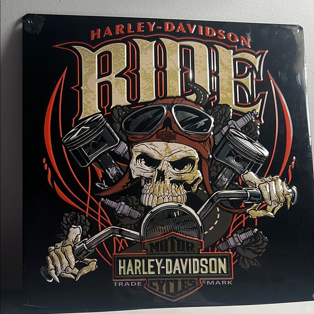 Harley-Davidson Black and Red Wallpaper with Skull Design